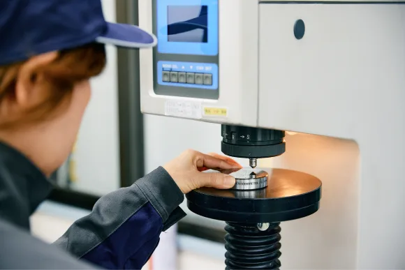 測定機を操作して検査を行う様子