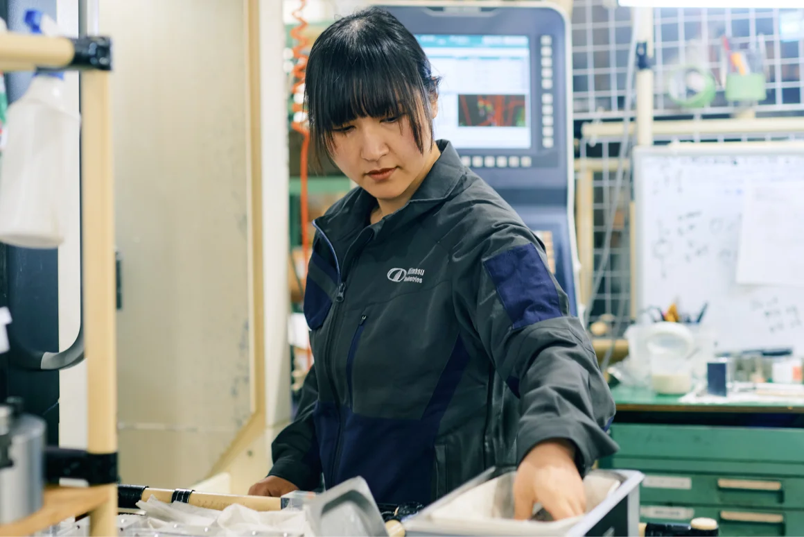 マシニングセンタで加工する様子
