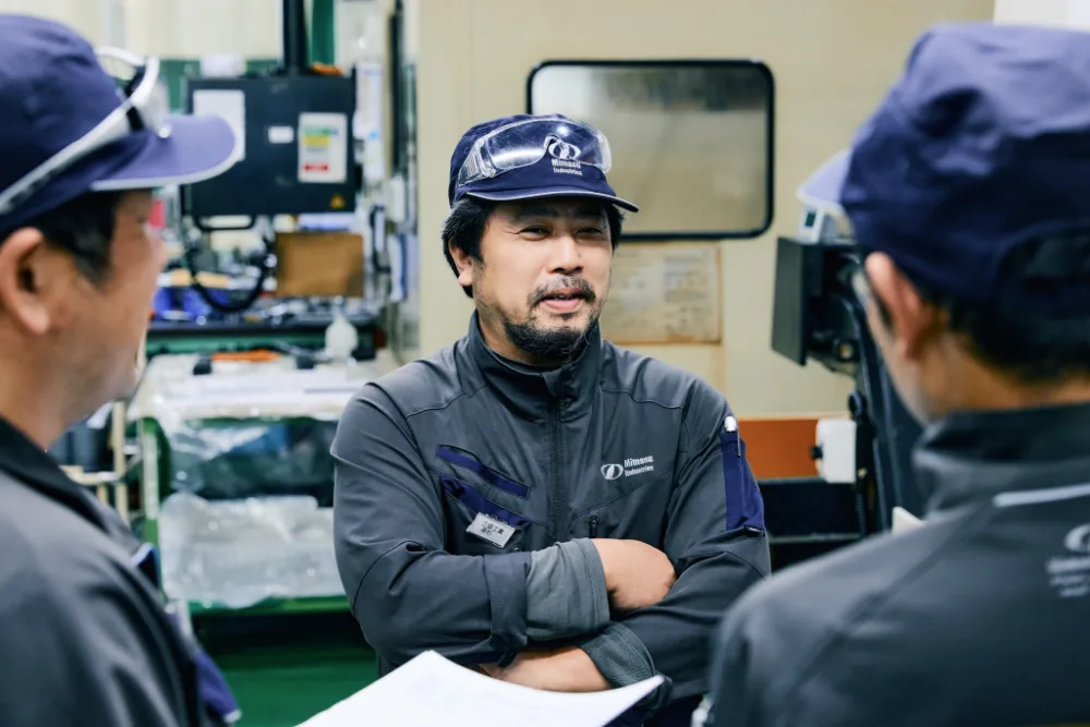 工場で働く社員たち