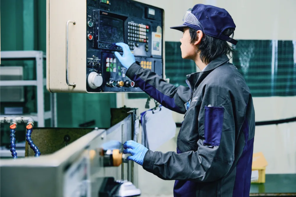 現場で作業する社員