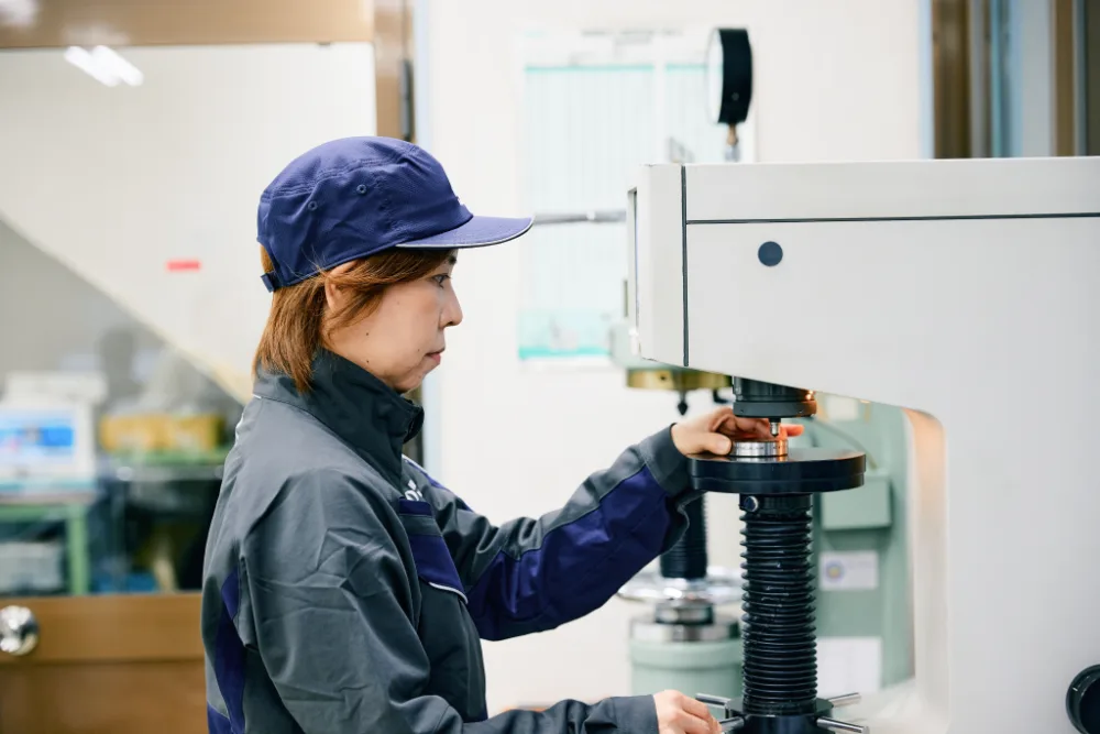 検査業務を担当する女性社員
