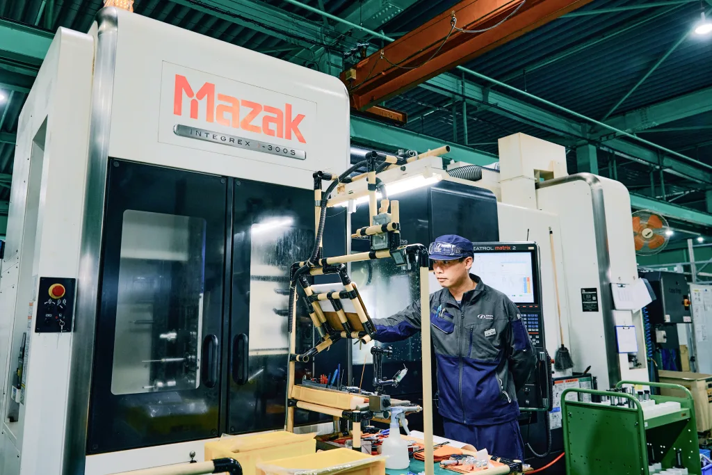 精密機械加工の現場のマシニングセンタ