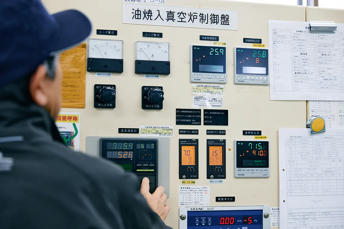 真空熱処理設備での作業